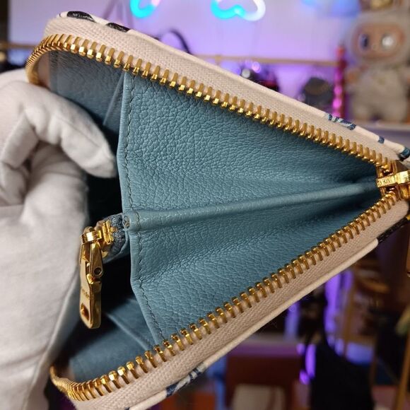 Miu Miu White & Blue Leather Limited Edition Black Cats Large Zip Wallet - Picture 10 of 11